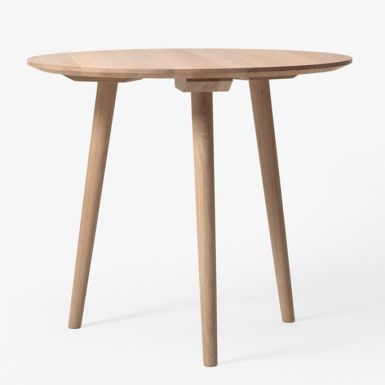 In Between rundt bord