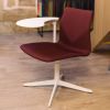 Four Cast2 Lounge/ Inno®Lounge, der kan tilkøbes en skrivearm til at stille kaffen eller ligge telefonen på