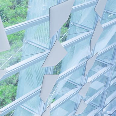 Flap lydabsorberende panel til glas