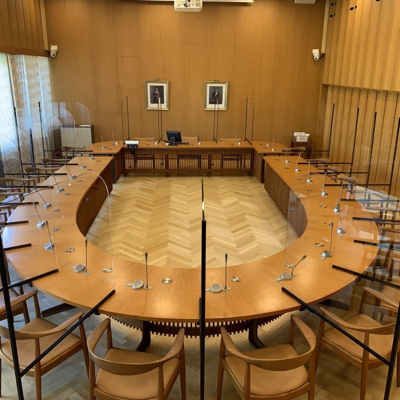 Plexiglas smitteskærm i byrådssal