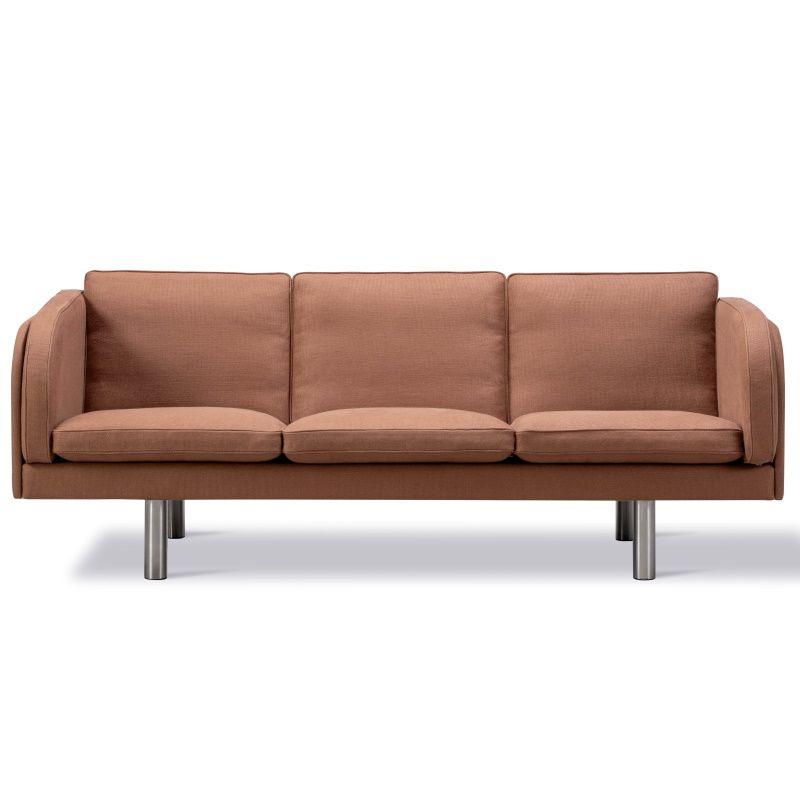 JG sofa Den fås med ben i børstet stål, olieret eg eller valnød samt lys eg med natur læderbånd, og mange typer tekstil- og læderpolstringer i flere farver.