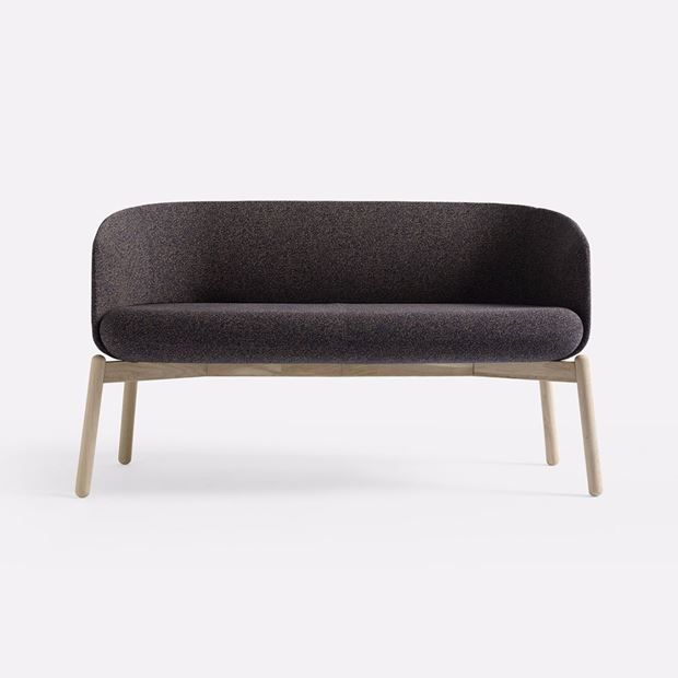 Nest Low sofa med træben, til indretning af loungemiljø