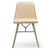 Spine Wood Base, lyst læder og lyst træstel, til indretning af mødelokaler, konferencerum m.m.