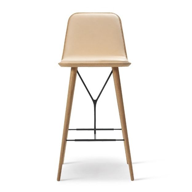 Spine Wood Base Barstool, lys læder og ben i lakeret eg, få indretningsløsninger til din virksomhed