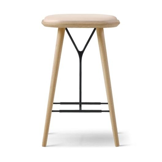 Spine Wood Base Stool, lys lakeret eg og lys læder, til indretning af caféer, barer og lign.