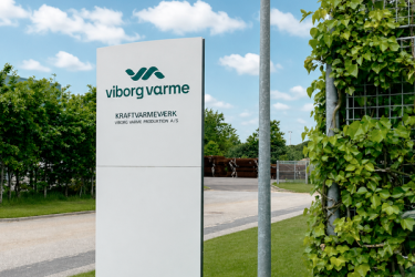Arbejdsplads med rå rammer og varme nuancer