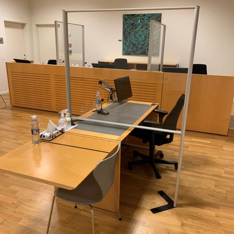 AKUPRO plexiglasskærm i byret