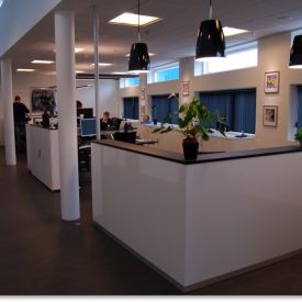 Skranke i hvid laminat med sort linoleumstop