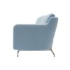 Venus sofa i lyseblå har indbyggede armlæn og bløde rygpuder, der giver optimal komfort