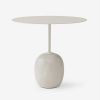 Lato sidebord, skulpturelt bord i lys marmor, fås i enten 45 cm eller 50 cm højde