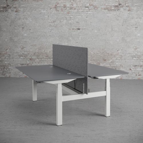 Raw Bench skrivebord med hæve/sænke-funtion og bordskærm