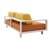 Wood sofa i gul og orange består af et minimalistisk design, der kommer til udtryk fra flere sider