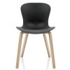 NAP stol, sort, med træben i eg til indretning af venteområder