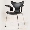 Liljen™ designet af Arne Jacobsen i sort med armlæn