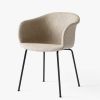 Elefy JH29 stol i polstret beige og sorte ben, omslutter brugeren og skaber en behagelig følelse af komfort