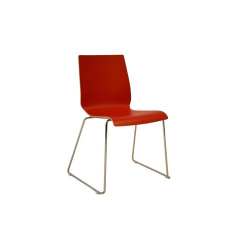 Spela stol med meder i rød laminat.
