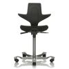 HÅG Capisco Puls 8020, sædet kan komme helt op i en stående siddehøjde, som gør at man kan være mere dynamisk i sine bevægelser og samtidig sidde i en afbalanceret stilling