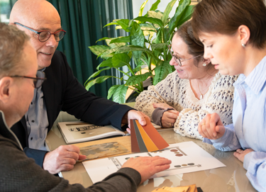 2 personer indretter lokale i 3D