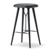 Spine Wood Base Stool, sort lakeret stel med sort læder, få rådgivning vedr. indretning i din virksomhed