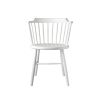 J18 stol i hvid har et minimalistisk udtryk