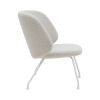 Evy loungestol i grå har en elegant form og enkle ben, der giver stolen et minimalistisk designudtryk