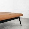 EPJ17 daybed har et elegant stel i en sort farve