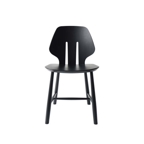 J67 stol er designet af Ejvind A. Johansson