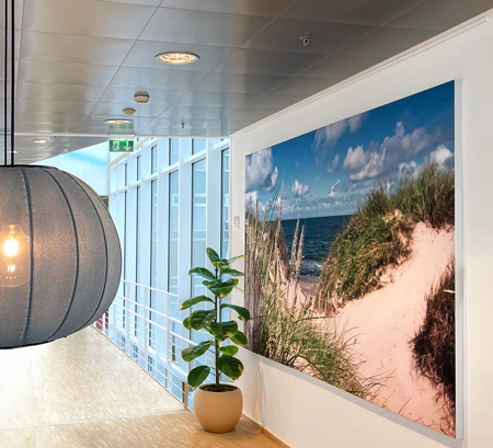 Grønt lokale med mos som kunst på væg