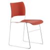 40/4 stol polstret i rød, fås som en stabelbar stol med og uden armlæn