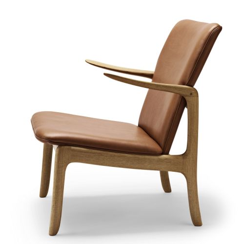 Beak Chair av Ole Wancher, 1951. Eg og cognac læder. Næbstol til moderne og klassisk design. Få indretningshjælp til din virksomhed