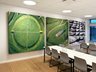 Kantine med 3 akustikbilleder 