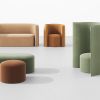 Proto sofa fås i serie med stole, bænke og skamler.