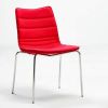 S10 stol med rødt stolesæde, kan anvendes til indretning af kontor