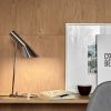 AJ Bordlampe elegante design gør den til en smuk lyskilde på skrivebordet.