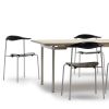 CH322 bord, Design Hans J. Wegner, spisebord med træplade og rustfrit stål stel. Smukt bord til fællesrummet