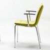 S10 stol i profil med limegrøn sæde og armlæn, kan anvendes til indretning af konferencelokale