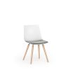 SHUFFLEis stol med træben med polstring af sædet. Kan anvendes i indretningen af kantinen, venteværelset, kontoret eller mødelokalet.