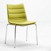 S10 stol med limegrøn polsteret sæde, kan anvendes til indretning af mødelokalet