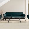 Harc sofa kan fås i flere farver og tekstiler samt ben i pulverlakering, træ, krom eller aluminium.