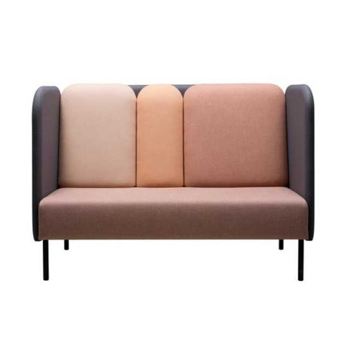 August sofa, de asymmetriske hynder forestiller havsten, designet af Pent Talvet/Iseasi