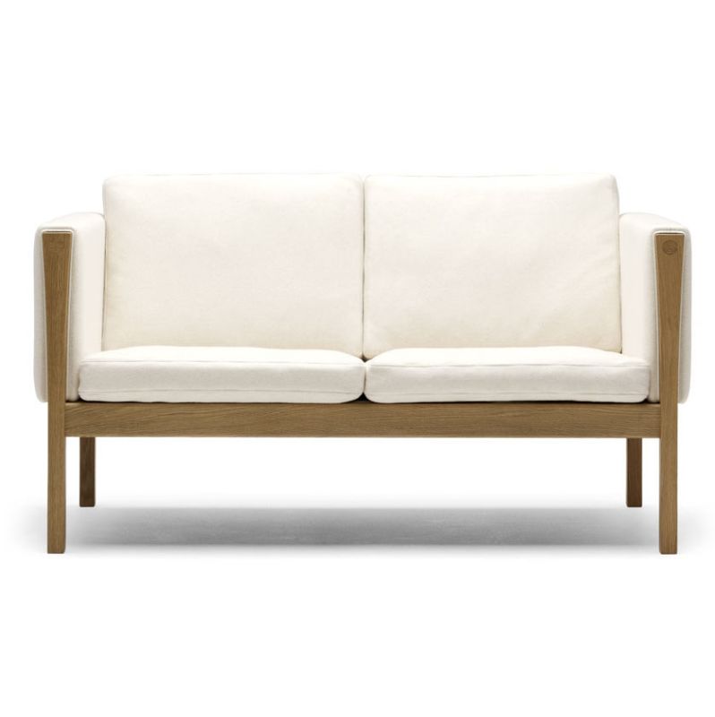 CH162 Sofa, Hans Wegner, sofa i olieret valnød med lyst stof