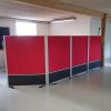 Akustiske skærmvægge med sokkel til afskærmning af arbejdsrum, akustik skærmvæg med mulighed for branding