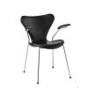 Serie 7™ stol i sort med armlæn til indretning af det eksklusive konferencerum