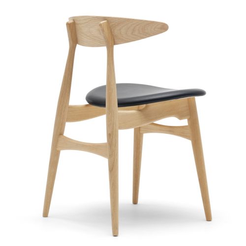 CH 33 stol,sort læder, Design: Hans J Wegner. Carl Hansen & Søn. kan anvendes til indretning af mødelokalet