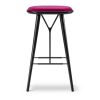 Spine Wood Base Stool, sort lakeret stel med pink polstring, kan anvendes til indretning af café