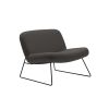 Java lounge stol i sort har et minimalistisk og smukt design, designet af busk+hertzog