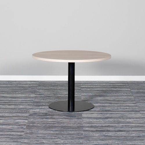 Sit Around er et enkelt rundt bord med lakeret sokkel i sort eller hvid og bordplade i laminat.