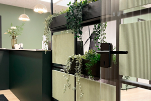 Klinik indrettet med stor entre og lamelskranke i receptionen