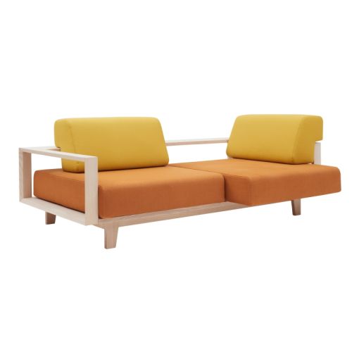 Wood sofa i gul og orange er et kreativt møbel, hvor det er muligt at flytte rundt på ryg- og siddepuder