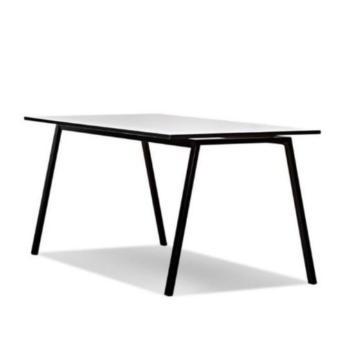 Fade er et bord i et enkelt og tidløst design